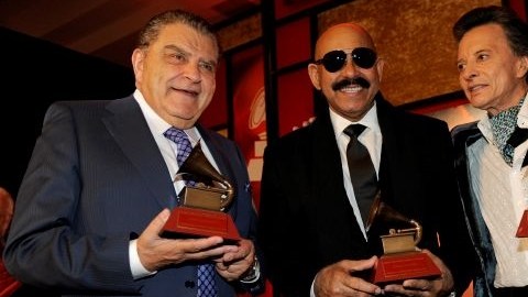 Don Francisco (izqda) muestra su premio junto con  Oscar D' Leon (centro) y Palito Ortega.