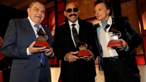 Don Francisco (izqda) muestra su premio junto con Oscar D' Leon (centro) y Palito Ortega.