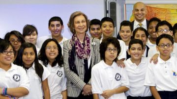 La reina Sofía de España junto a alumnos de la escuela Media 223.