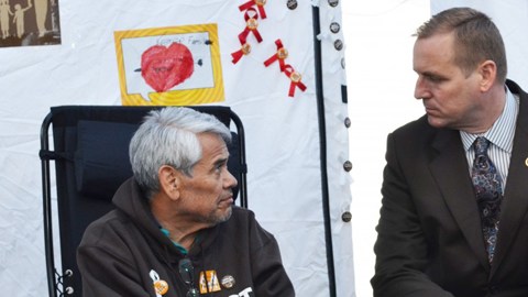 Eliseo Medina, un líder de SEIU que participa en el ayuno po rla reforma migratoria, conversa con el congresista republicano Jeff Denham.