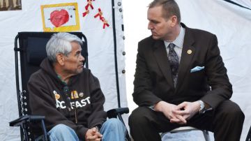 Eliseo Medina, un líder de SEIU que participa en el ayuno po rla reforma migratoria, conversa con el congresista republicano Jeff Denham.