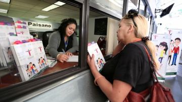 Una empleada del Programa Paisano en el Consulado de México de Los Ángeles ayuda a una persona que desea viajar a Durango,en México, en los días festivos de diciembre.