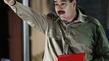 Maduro celebra el visto bueno a la ley que le concede poderes especiales para legislar por decreto.
