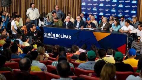 Para el líder de la oposición venezolana Henrique Capriles,  el desabastecimiento de productos básicos y la inflación ha sido provocado por el presidente Nicolás Maduro.
