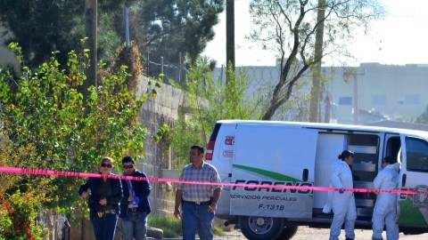 La policía busca a un tercer sospechoso de la matanza de una familia.