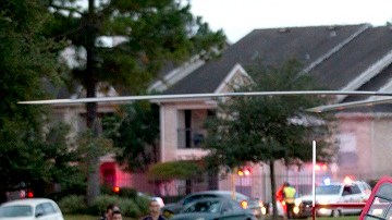 Una de las víctimas es transportada en helicóptero a un hospital.