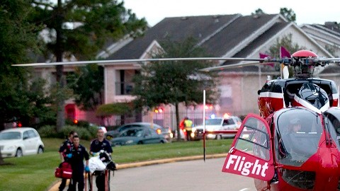 Una de las víctimas es transportada en helicóptero a un hospital.