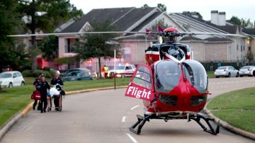 Una de las víctimas es transportada en helicóptero a un hospital.