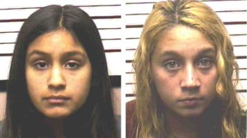 Las adolescentes Guadalupe Shaw y Katelyn Román al momento de ser fichadas.