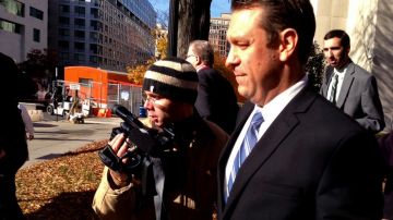 Foto tomada con un teléfono celular que muestra el momento cuando el congresista Henry "Trey" Radel abandona la corte en Washington.