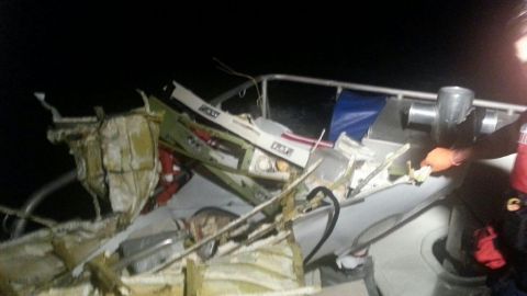 Parte de los restos del Learjet 35 en las costas de Fort Lauderdale.