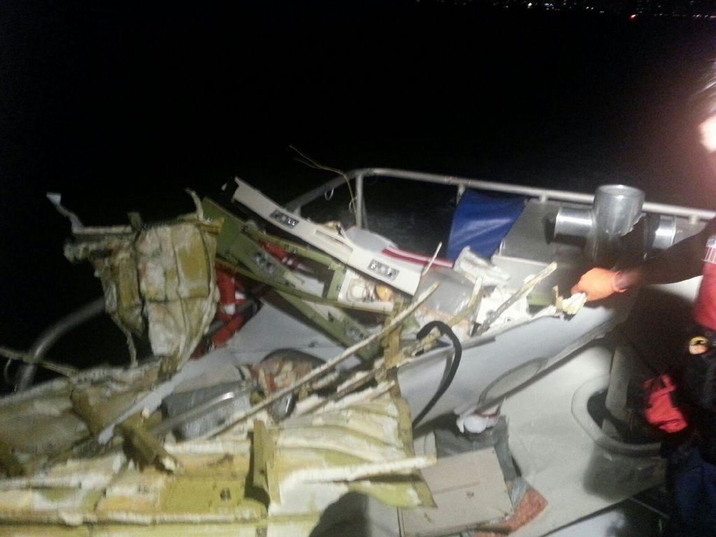 Parte de los restos del Learjet 35 en las costas de Fort Lauderdale.