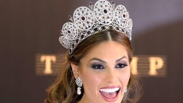 Miss Universo Gabriela María Isler posa con el organizador del certamen Donald Trump.