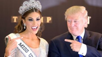 Miss Universo Gabriela María Isler posa con el organizador del certamen Donald Trump.