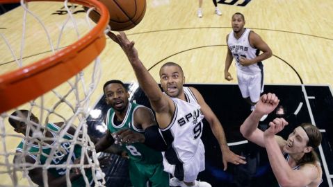 Parker encestando con fuerza en la pintura.