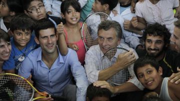 Djokovic y Mauricio Macri departieron con niños de una villa en Buenos Aires.