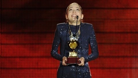 Natalia Lafourcade recibió el Latin Grammy por el mejor álbum de música alternativa con su disco "Mujer Divina".