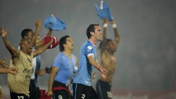 Jugadores uruguayos celebran su calificación a Brasil.