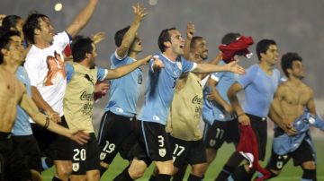 Los jugadores de Uruguay celebran la clasificación al Mundial   2014 al ganar la serie ante Jordania.