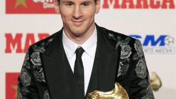 Lionel Messi sonríe tras recibir en Barcelona la Bota de Oro 2012-13  que le acredita como el máximo goleador de las ligas europeas.
