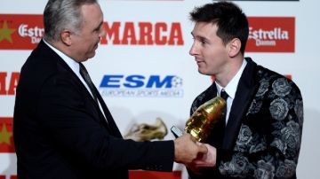 El exbarcelonista, el búlgaro  Hristo Stoichkov  (izq.) le entrega la Bota de Oro al argentino Lionel Messi.