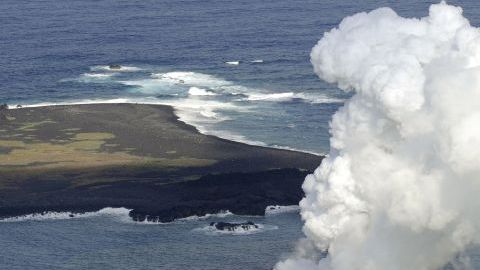 Una nueva isla humea frente a la costa de Nishinoshima, una pequeña isla deshabitada en la cadena Ogasawara, el 21 de noviembre de 2013.