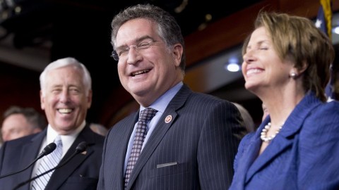 Al centro el congresista Joe García