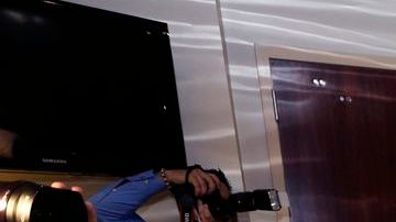 La secretaria de Salud Kathleen Sebelius cuando visitaba el martes a voluntarios en Miami.