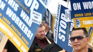 Camioneros que laboran para tres compañías que dan servicio al puerto, realizaron una huelga alegando prácticas laborales injustas.