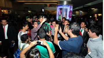 'Maza' Rodríguez atiende a los aficionados en el aeropuerto.
