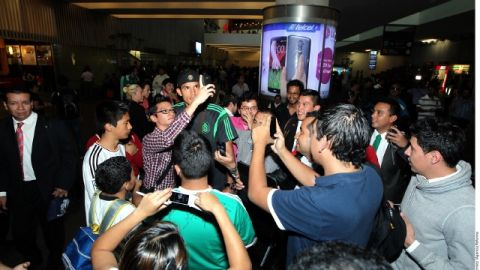 'Maza' Rodríguez atiende a los aficionados en el aeropuerto.