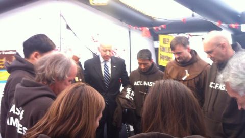 Vicepresidente reza con activistas