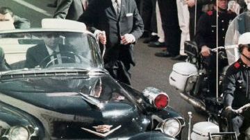 En esta foto de archivo de 22 de noviembre de 1963, la caravana del presidente John F. Kennedy viaja a través de Dallas.