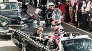 En esta foto de archivo de 22 de noviembre de 1963, la caravana del presidente John F. Kennedy viaja a través de Dallas.