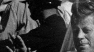 John F. Kennedy en una imagen tomada un minuto antes de que fuera asesinado.