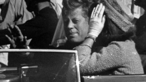 John F. Kennedy en una imagen tomada un minuto antes de que fuera asesinado.