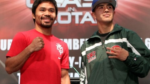 Manny Pacquiao (izquierda) y Brandon Ríos miden fuerzas hoy en Macao, China.