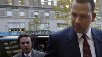 Alex Rodríguez cuando llegaba al edificio de MLB para apelar la suspensión impuesta en su contra por presunto uso de sustancias dopantes.