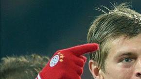 El jugador del Múnich Mario Götze (d) celebra un gol con sus compañeros Toni Kroos (i) durante el partido de la Bundesliga que han jugado Borussia Dortmund y Bayern Múnich en Dortmund, Alemania.