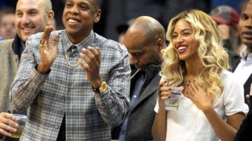 La cantante llegó a un partido de la NBA en compañía de su pareja Jay Z.