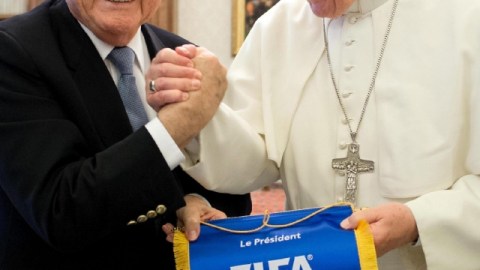 El Papa Francisco (d), un fanático del fútbol, recibió ayer en la Santa Sede al presidente de la FIFA, Joseph Blatter; el suizo le hizo varios regalos al Pontífice.