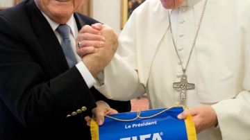 El Papa Francisco (d), un fanático del fútbol, recibió ayer en la Santa Sede al presidente de la FIFA, Joseph Blatter; el suizo le hizo varios regalos al Pontífice.
