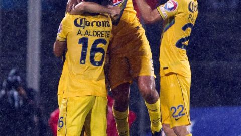 Adrián Aldrete (izq), Paúl Aguilar (22) y Miguel Layún (c), del América, fueron llamados a la selección para el repechaje; una vez logrado el objetivo de calificar al Mundial de Brasil, los jugadores de las 'Aguilas' y su entrenador, 'Piojo' Herrera,  se enfocarán ahora conquistar el bicampeonato del fútbol mexicano.
