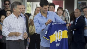 Novak Djokovic recibió una camiseta del popular Boca Juniors de parte del alcalde de Buenos Aires, Mauricio Macri (i); sin embargo, el tenista serbio luego se convirtió en socio de San Lorenzo de Almagro, el equipo del Papa Francisco.