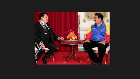 Juan Gabriel se encuentra en Caracas en el marco de una gira promocional. El natalicio del presidente Maduro coincide con la jornada de protestas convocada por el opositor Henrique Capriles.