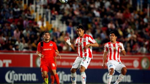 Rodrigo Folle (der.), de Leones, busca robar el balón a un defensa de Alebrijes en el duelo de semifinales de la Liga de Ascenso MX.