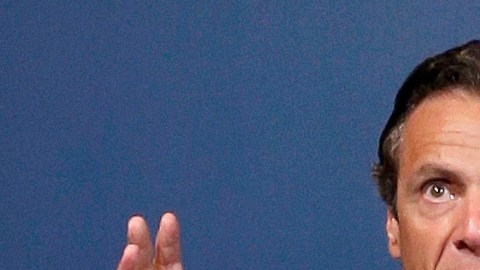 El gobernador de Nueva York, Andrew Cuomo, alertó que los estafadores se hacen pasar por cobradores de impuestos en llamadas telefónicas.