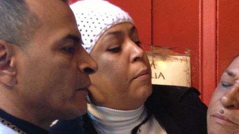 María Camacho (der.) es consolada por amigos y familiares que asistieron ayer a la misa fúnebre a un año del asesinato del boxeador 'Macho' Camacho.