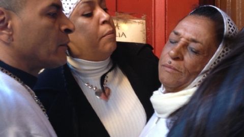 María Camacho (der.) es consolada por amigos y familiares que asistieron ayer a la misa fúnebre a un año del asesinato del boxeador 'Macho' Camacho.