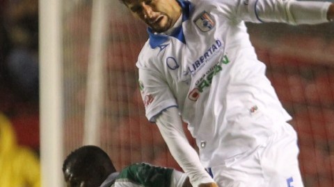 Carlos Quintero (izq.) no puede controlar el balón ante la marca de Yasser Corona en el partido de ida de la Liguilla en La Corregidora.